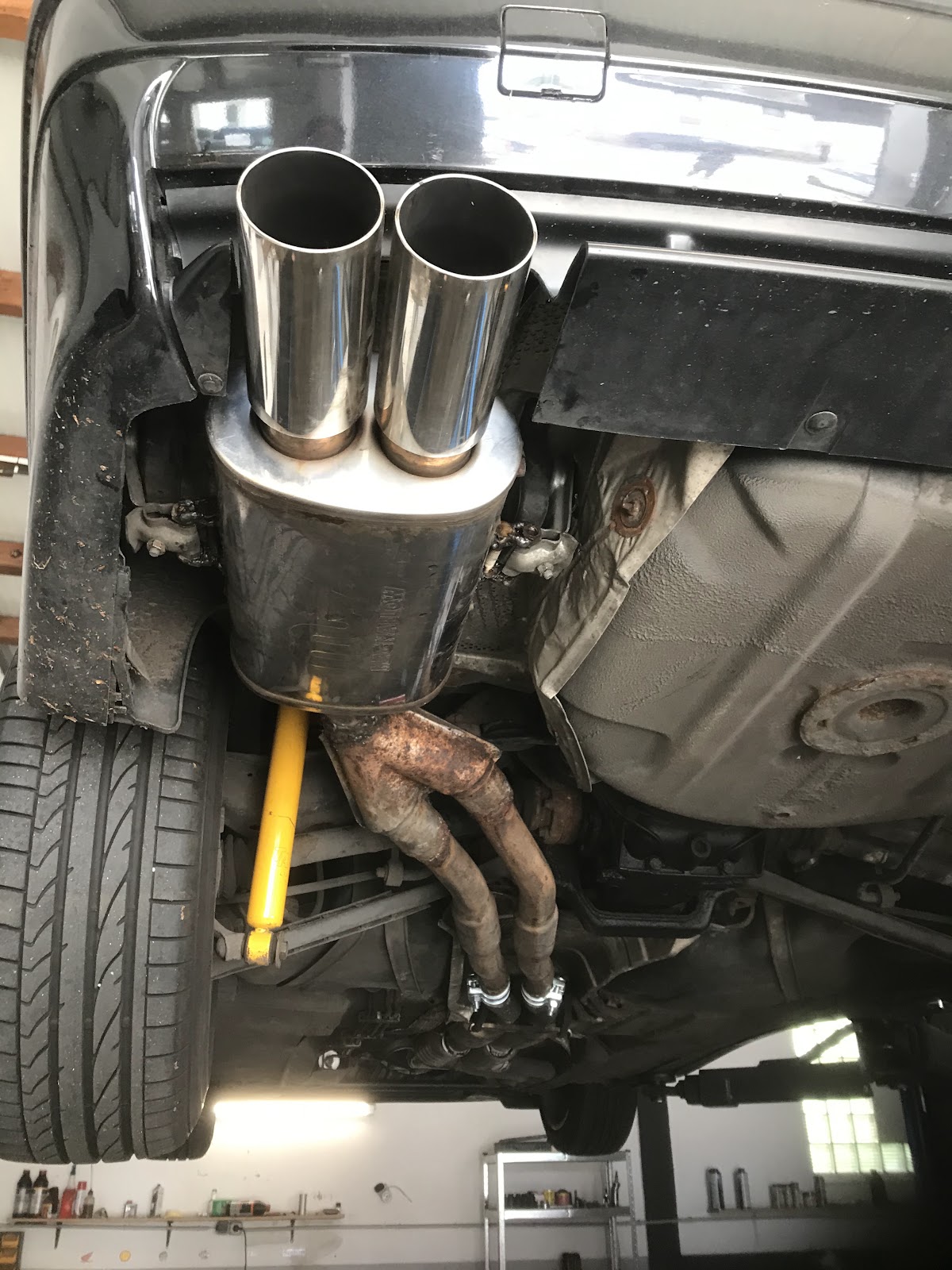 Abgasanlage in Arbeit auf der Hebebühne